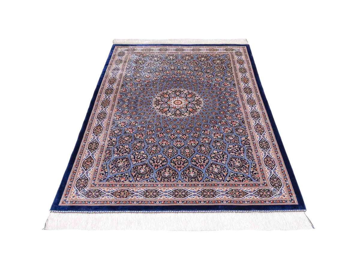 Ghom Maschinenteppich "Ardashir" 150 x 100 cm aus pflanzlicher Seide (Viskose) mit Medaillon, Marineblau-Hellblau. Teppichnummer: V5NY150H. Persian Luxury Collection by Khademi. Made in Iran / Persia – Vertrieb durch JUPITER Intl.