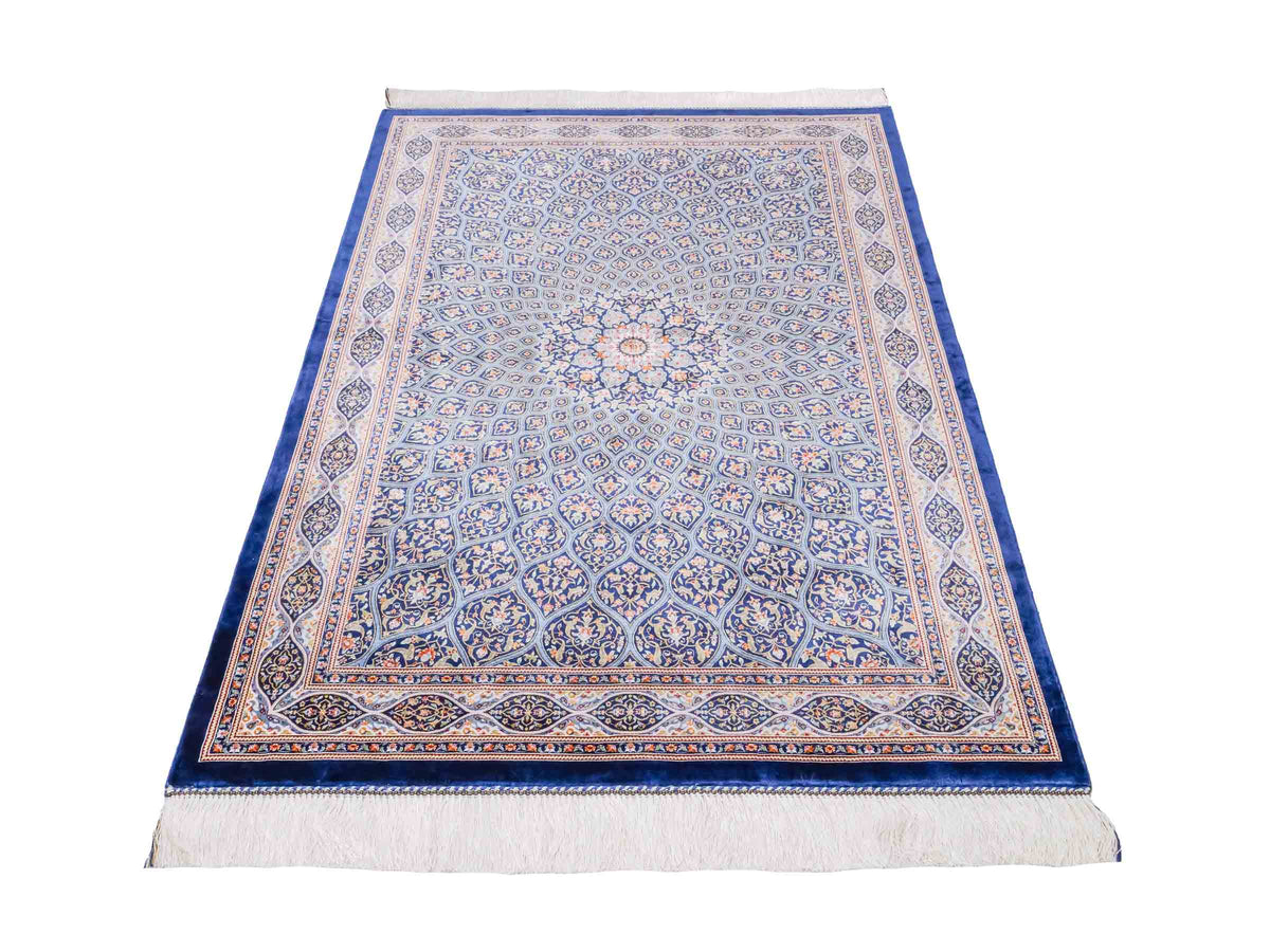 Ghom Maschinenteppich "Ardashir" 150 x 100 cm aus pflanzlicher Seide (Viskose) mit Medaillon, Marineblau-Hellblau. Teppichnummer: V5NY150H. Persian Luxury Collection by Khademi. Made in Iran / Persia – Vertrieb durch JUPITER Intl.