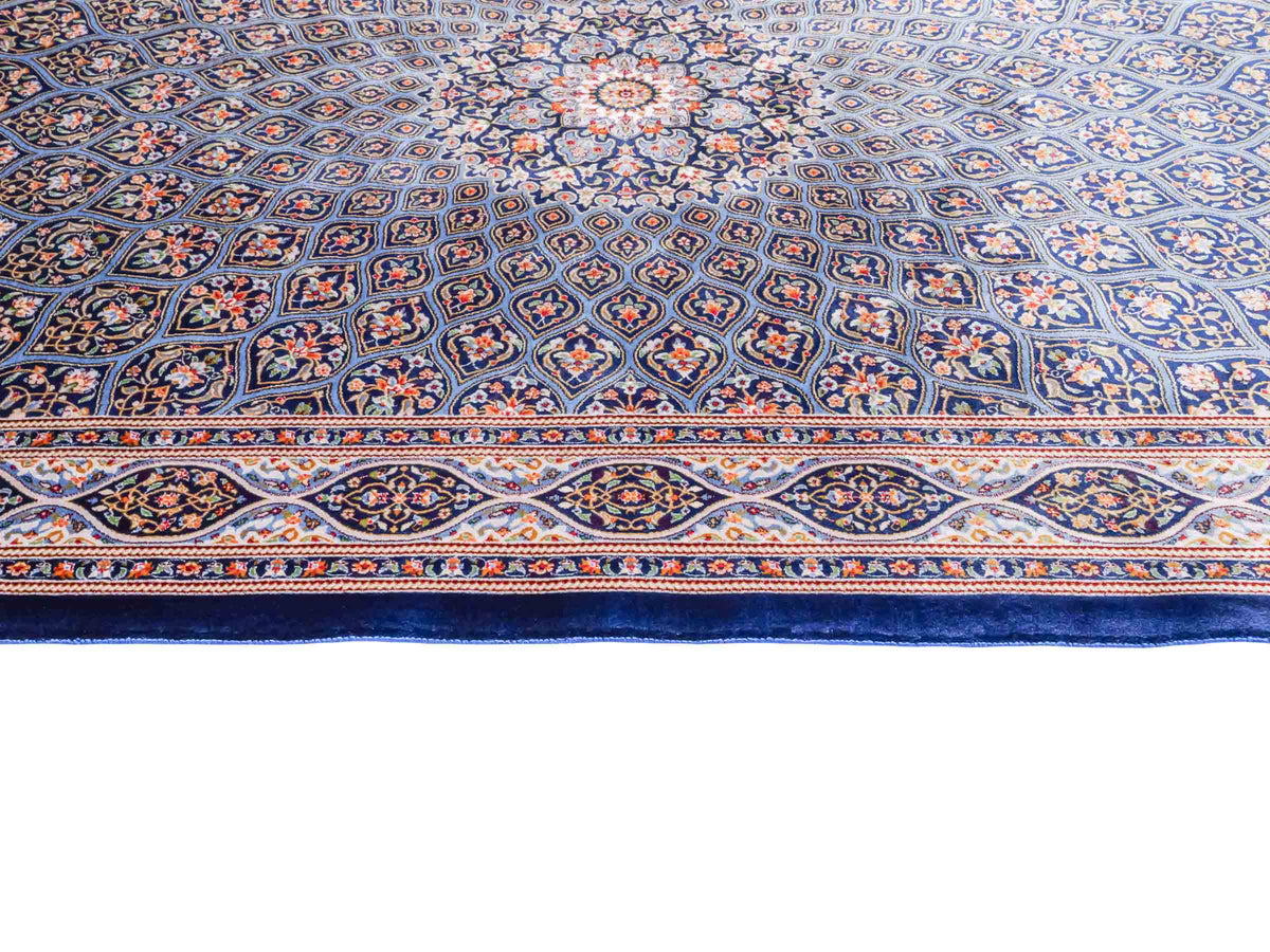 Ghom Maschinenteppich "Ardashir" 150 x 100 cm aus pflanzlicher Seide (Viskose) mit Medaillon, Marineblau-Hellblau. Teppichnummer: V5NY150H. Persian Luxury Collection by Khademi. Made in Iran / Persia – Vertrieb durch JUPITER Intl.