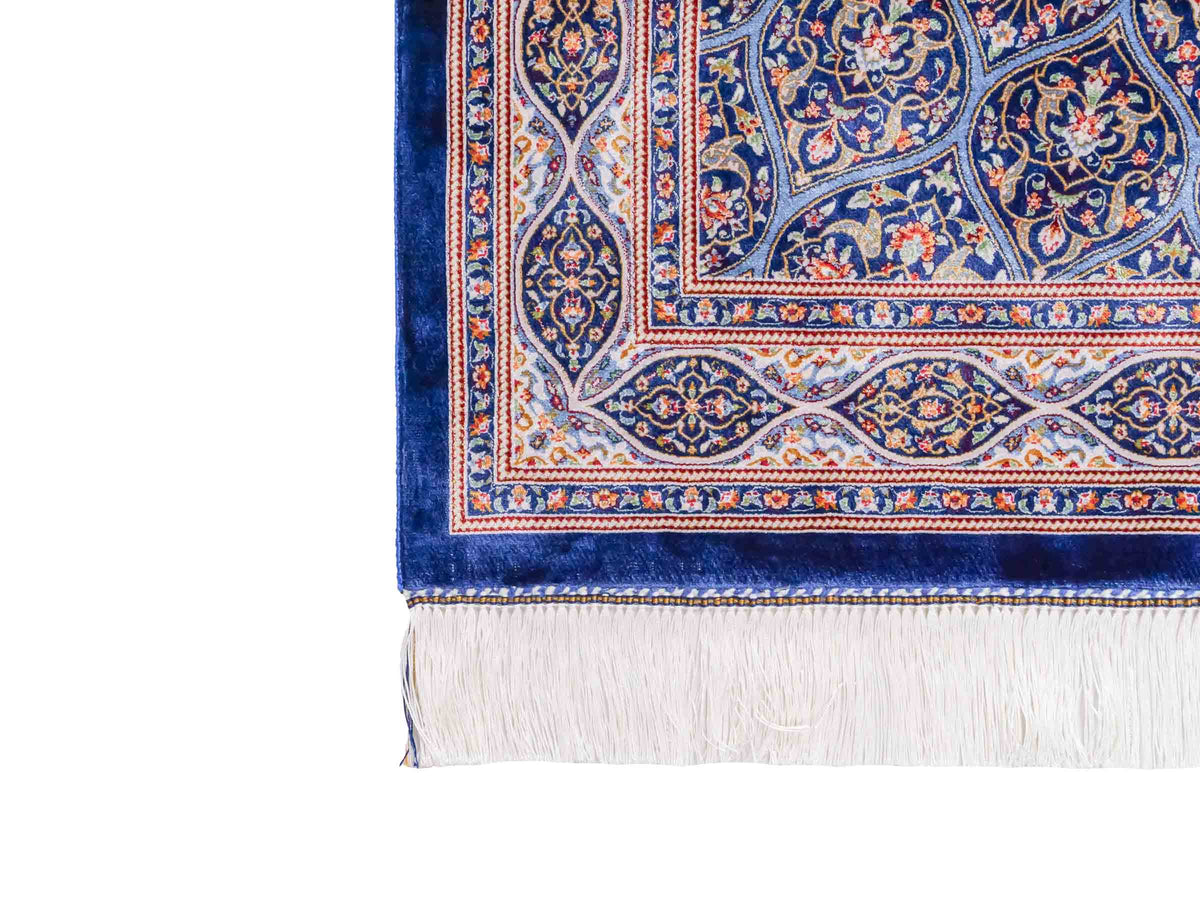 Ghom Maschinenteppich "Ardashir" 150 x 100 cm aus pflanzlicher Seide (Viskose) mit Medaillon, Marineblau-Hellblau. Teppichnummer: V5NY150H. Persian Luxury Collection by Khademi. Made in Iran / Persia – Vertrieb durch JUPITER Intl.