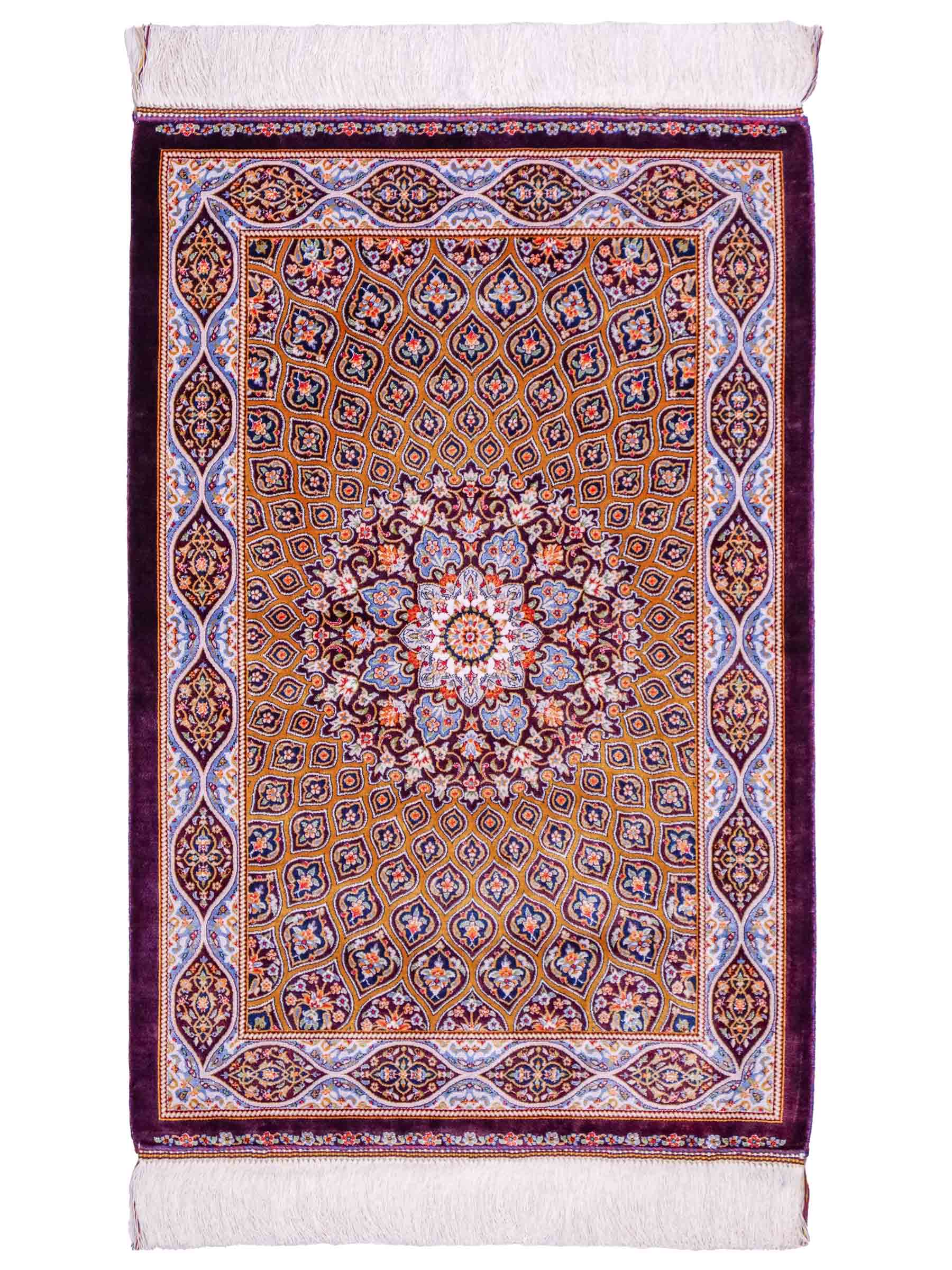Ghom Maschinenteppich "Ardashir" 90 x 60 cm aus pflanzlicher Seide (Viskose) mit Gumbad-Medaillon, Lila-Violett. Teppichnummer: V5AE054H. Persian Luxury Collection by Khademi. Made in Iran / Persia – Vertrieb durch JUPITER Intl.