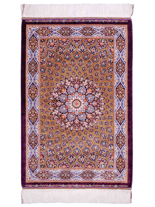 Ghom Maschinenteppich "Ardashir" 90 x 60 cm aus pflanzlicher Seide (Viskose) mit Gumbad-Medaillon, Lila-Violett. Teppichnummer: V5AE054H. Persian Luxury Collection by Khademi. Made in Iran / Persia – Vertrieb durch JUPITER Intl.