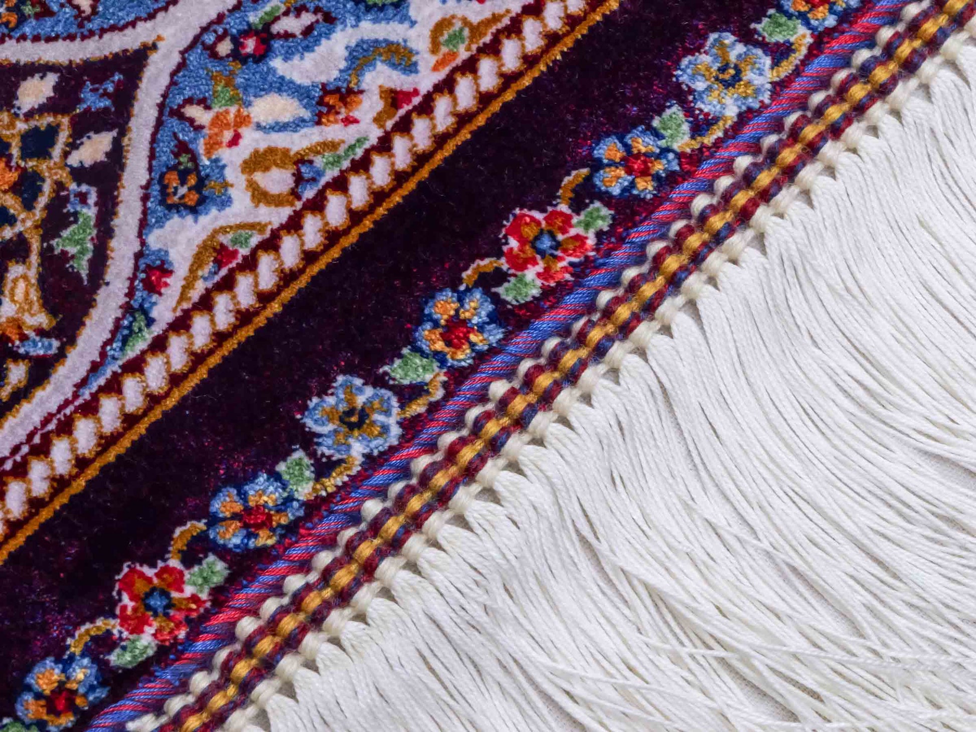 Ghom Maschinenteppich "Ardashir" 90 x 60 cm aus pflanzlicher Seide (Viskose) mit Gumbad-Medaillon, Lila-Violett. Teppichnummer: V5AE054H. Persian Luxury Collection by Khademi. Made in Iran / Persia – Vertrieb durch JUPITER Intl.