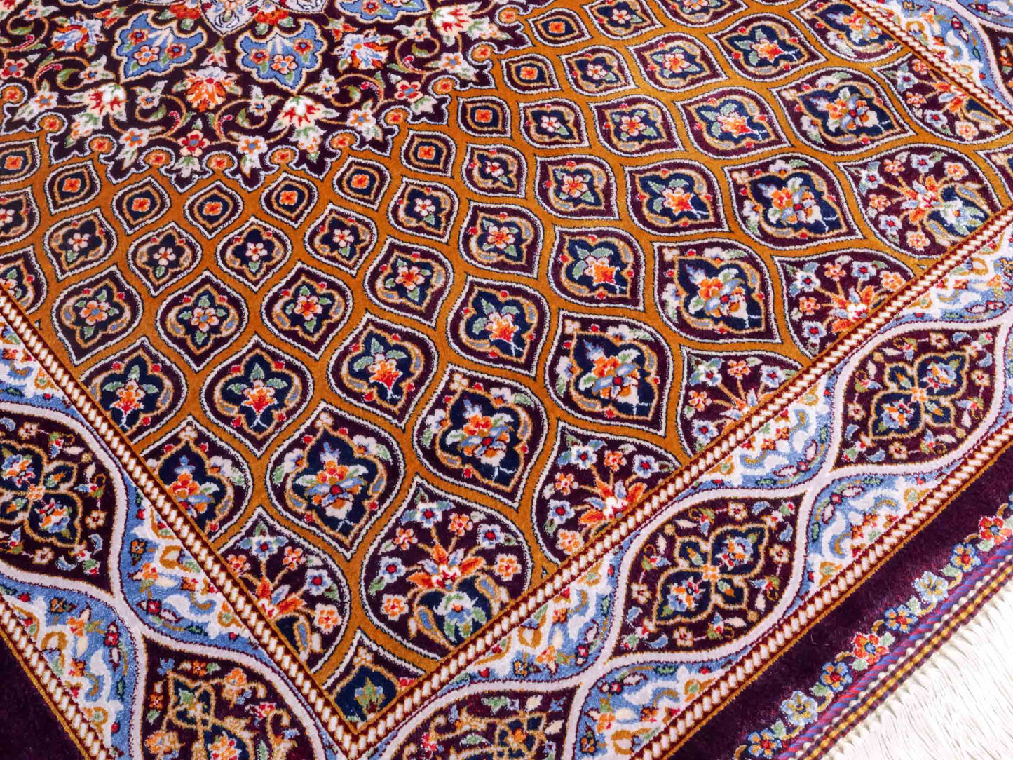 Ghom Maschinenteppich "Ardashir" 90 x 60 cm aus pflanzlicher Seide (Viskose) mit Gumbad-Medaillon, Lila-Violett. Teppichnummer: V5AE054H. Persian Luxury Collection by Khademi. Made in Iran / Persia – Vertrieb durch JUPITER Intl.