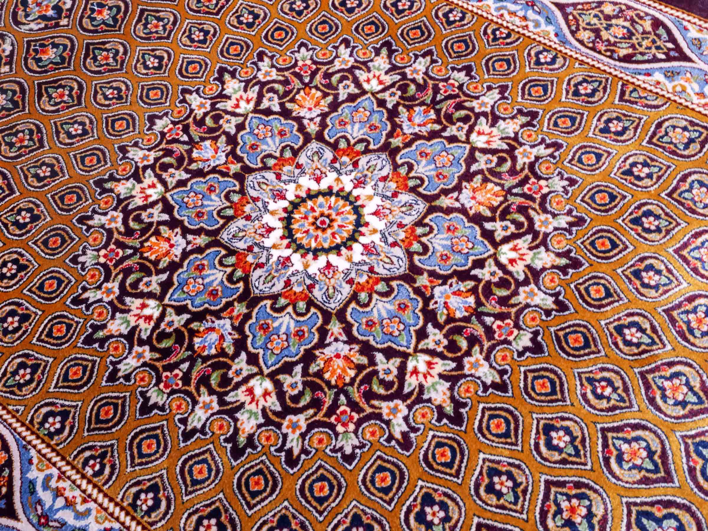 Ghom Maschinenteppich "Ardashir" 90 x 60 cm aus pflanzlicher Seide (Viskose) mit Gumbad-Medaillon, Lila-Violett. Teppichnummer: V5AE054H. Persian Luxury Collection by Khademi. Made in Iran / Persia – Vertrieb durch JUPITER Intl.