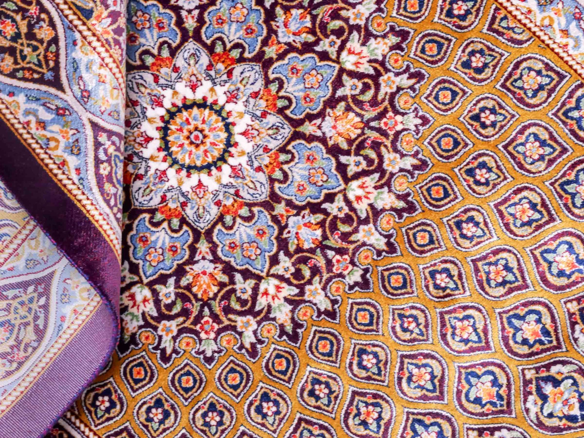 Ghom Maschinenteppich "Ardashir" 90 x 60 cm aus pflanzlicher Seide (Viskose) mit Gumbad-Medaillon, Lila-Violett. Teppichnummer: V5AE054H. Persian Luxury Collection by Khademi. Made in Iran / Persia – Vertrieb durch JUPITER Intl.
