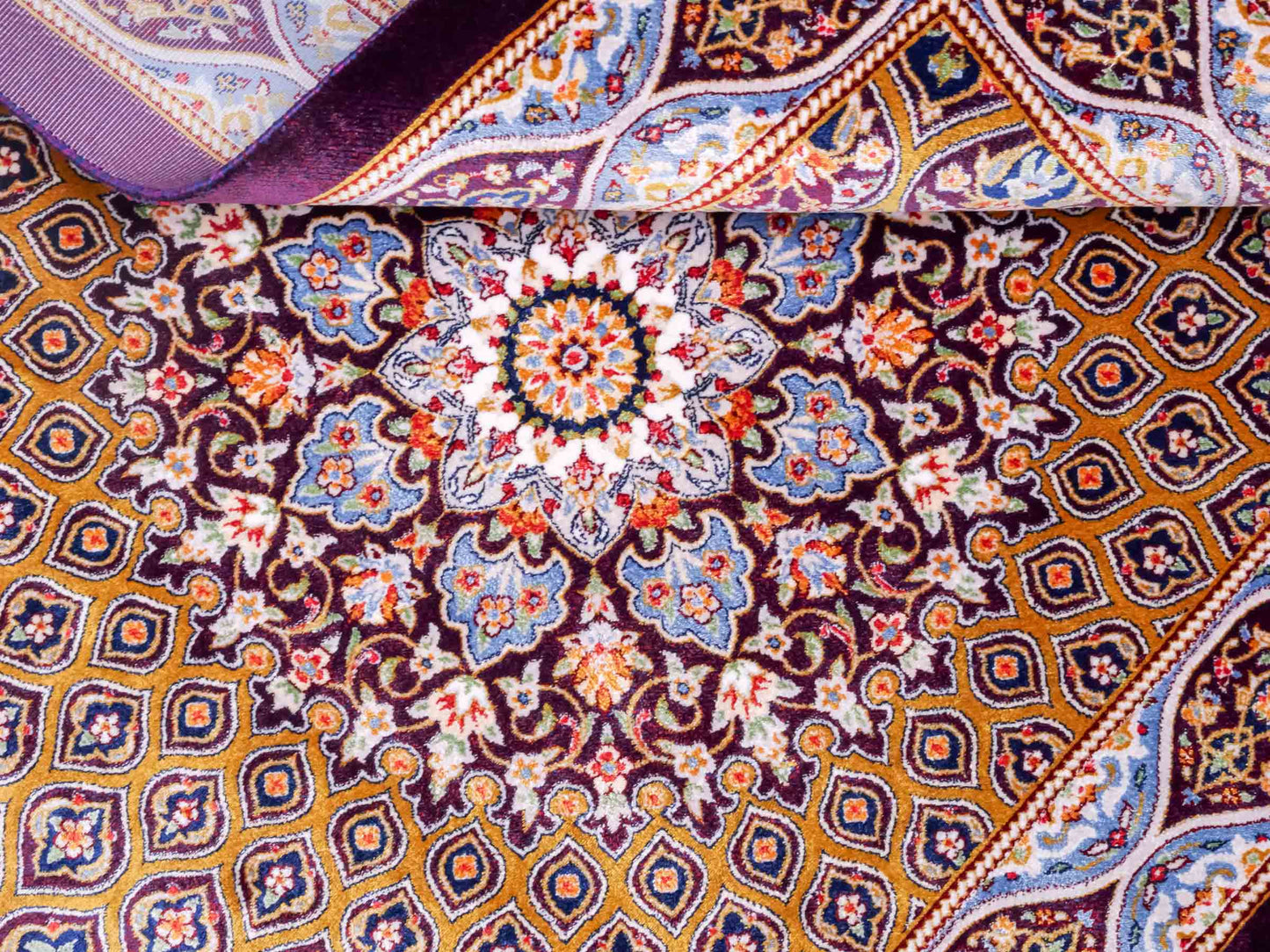 Ghom Maschinenteppich "Ardashir" 90 x 60 cm aus pflanzlicher Seide (Viskose) mit Gumbad-Medaillon, Lila-Violett. Teppichnummer: V5AE054H. Persian Luxury Collection by Khademi. Made in Iran / Persia – Vertrieb durch JUPITER Intl.