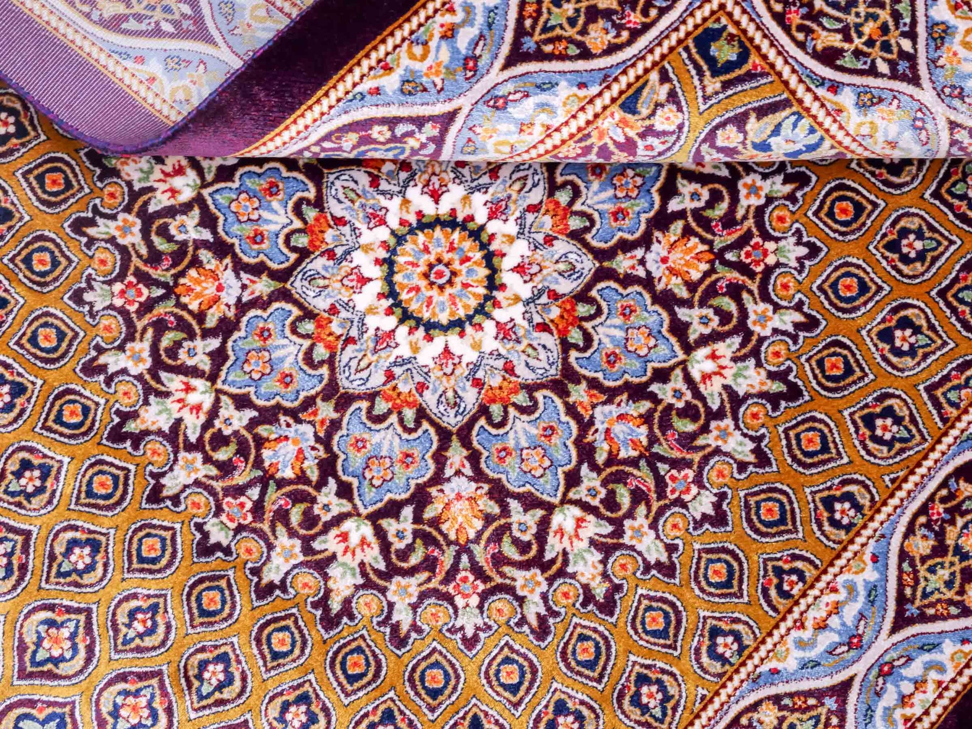 Ghom Maschinenteppich "Ardashir" 90 x 60 cm aus pflanzlicher Seide (Viskose) mit Gumbad-Medaillon, Lila-Violett. Teppichnummer: V5AE054H. Persian Luxury Collection by Khademi. Made in Iran / Persia – Vertrieb durch JUPITER Intl.