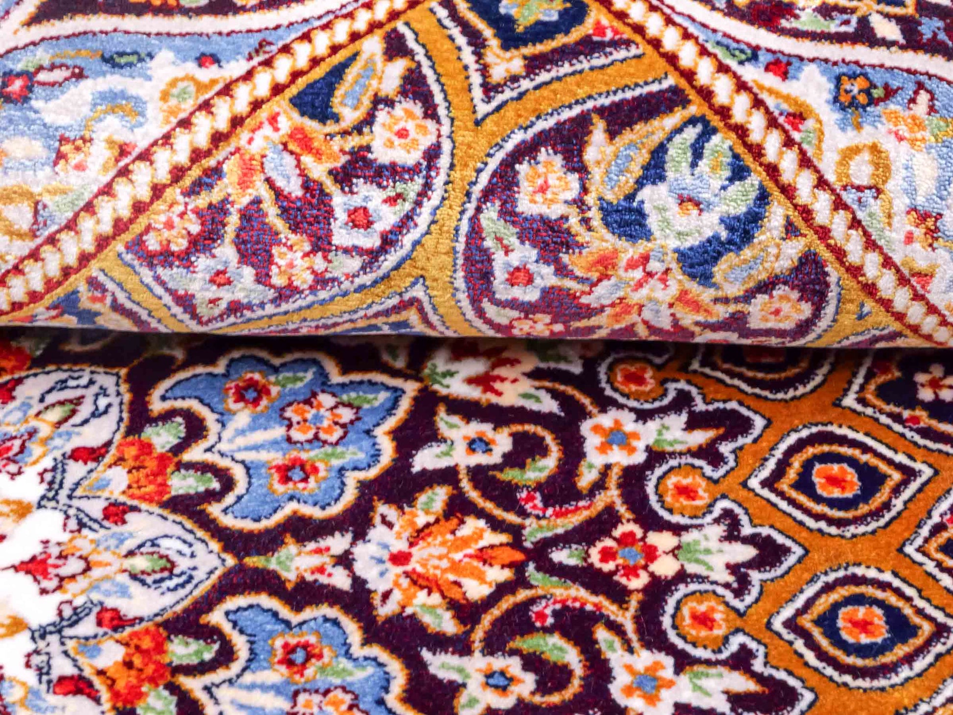 Ghom Maschinenteppich "Ardashir" 90 x 60 cm aus pflanzlicher Seide (Viskose) mit Gumbad-Medaillon, Lila-Violett. Teppichnummer: V5AE054H. Persian Luxury Collection by Khademi. Made in Iran / Persia – Vertrieb durch JUPITER Intl.