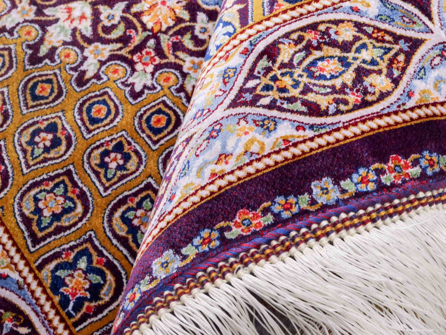 Ghom Maschinenteppich "Ardashir" 90 x 60 cm aus pflanzlicher Seide (Viskose) mit Gumbad-Medaillon, Lila-Violett. Teppichnummer: V5AE054H. Persian Luxury Collection by Khademi. Made in Iran / Persia – Vertrieb durch JUPITER Intl.