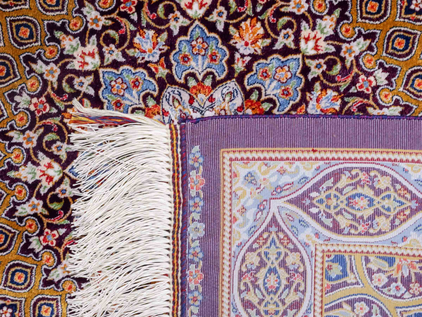 Ghom Maschinenteppich "Ardashir" 90 x 60 cm aus pflanzlicher Seide (Viskose) mit Gumbad-Medaillon, Lila-Violett. Teppichnummer: V5AE054H. Persian Luxury Collection by Khademi. Made in Iran / Persia – Vertrieb durch JUPITER Intl.