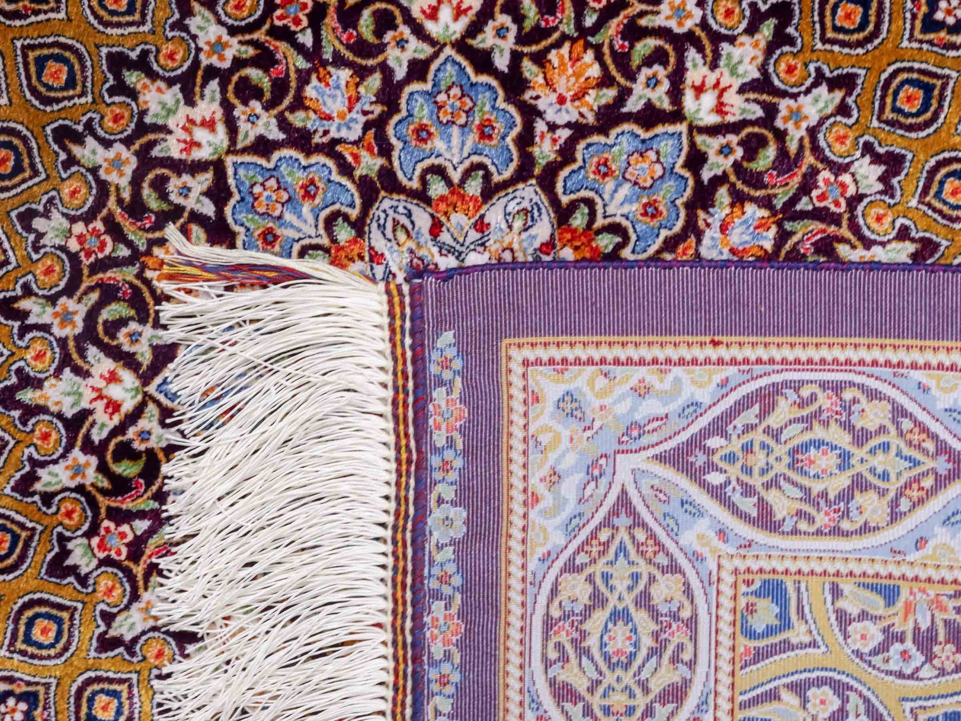 Ghom Maschinenteppich "Ardashir" 90 x 60 cm aus pflanzlicher Seide (Viskose) mit Gumbad-Medaillon, Lila-Violett. Teppichnummer: V5AE054H. Persian Luxury Collection by Khademi. Made in Iran / Persia – Vertrieb durch JUPITER Intl.