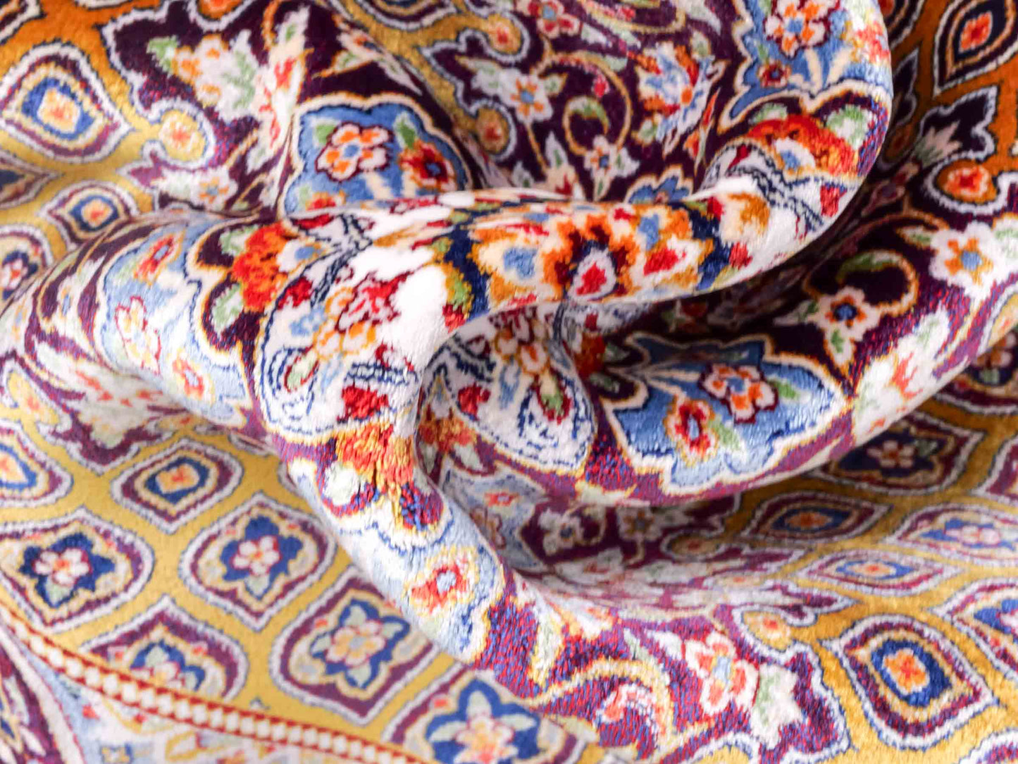 Ghom Maschinenteppich "Ardashir" 90 x 60 cm aus pflanzlicher Seide (Viskose) mit Gumbad-Medaillon, Lila-Violett. Teppichnummer: V5AE054H. Persian Luxury Collection by Khademi. Made in Iran / Persia – Vertrieb durch JUPITER Intl.