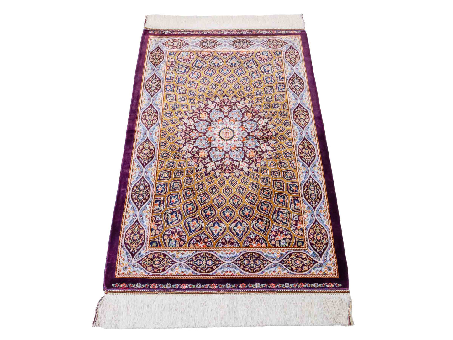 Ghom Maschinenteppich "Ardashir" 90 x 60 cm aus pflanzlicher Seide (Viskose) mit Gumbad-Medaillon, Lila-Violett. Teppichnummer: V5AE054H. Persian Luxury Collection by Khademi. Made in Iran / Persia – Vertrieb durch JUPITER Intl.