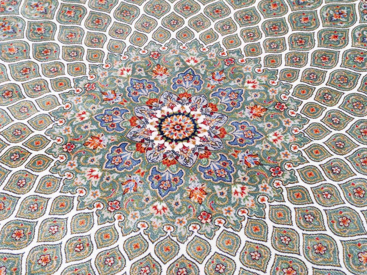 Runder Ghom Maschinenteppich "Ardashir" 100 x 100 cm, mit Medaillon, aus pflanzlicher Seide (Viskose), Türkis. Teppichnummer: V5TL100H. Persian Luxury Collection by Khademi. Made in Iran / Persia – Vertrieb durch JUPITER Intl.