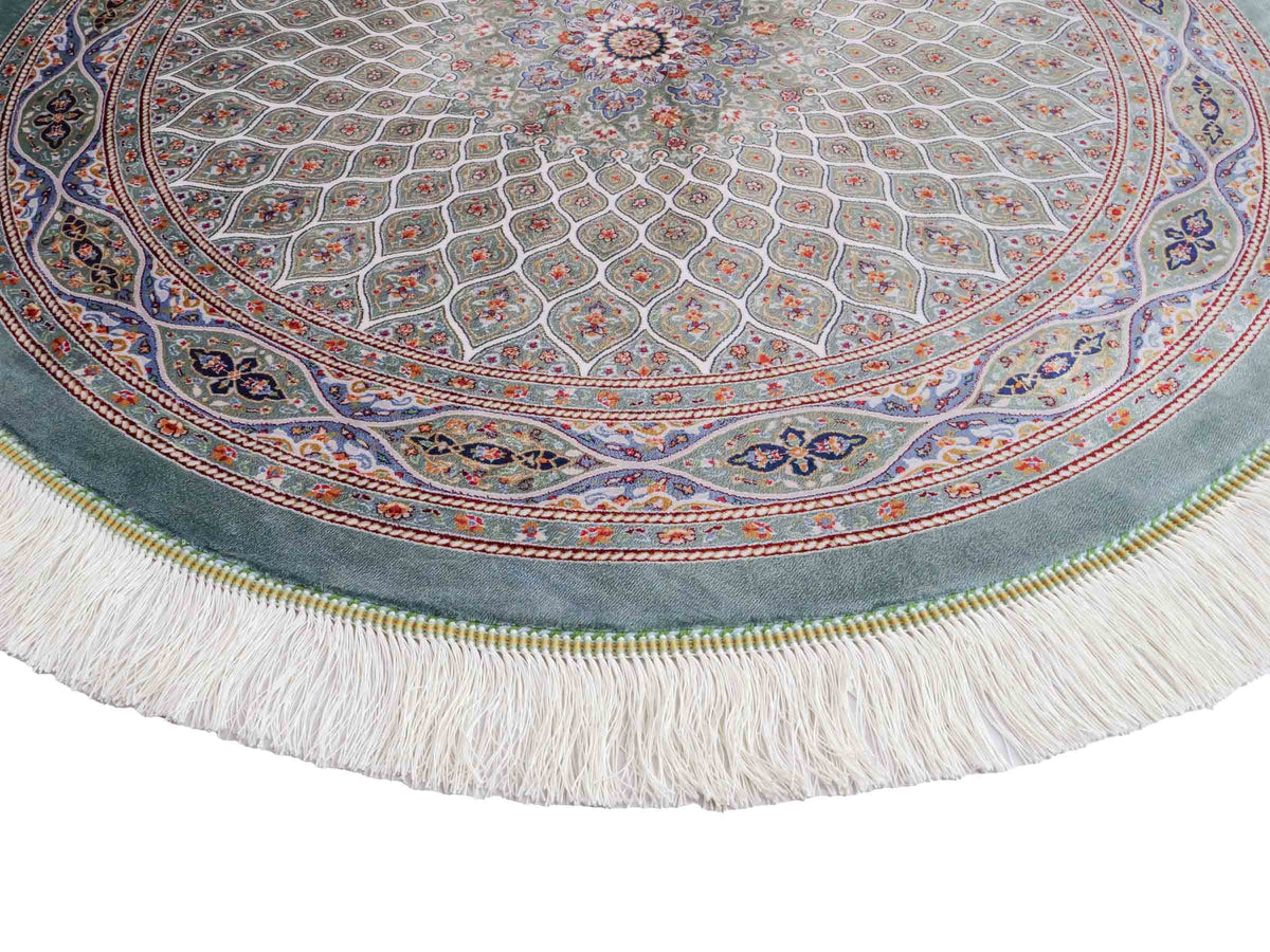 Runder Ghom Maschinenteppich "Ardashir" 100 x 100 cm, mit Medaillon, aus pflanzlicher Seide (Viskose), Türkis. Teppichnummer: V5TL100H. Persian Luxury Collection by Khademi. Made in Iran / Persia – Vertrieb durch JUPITER Intl.