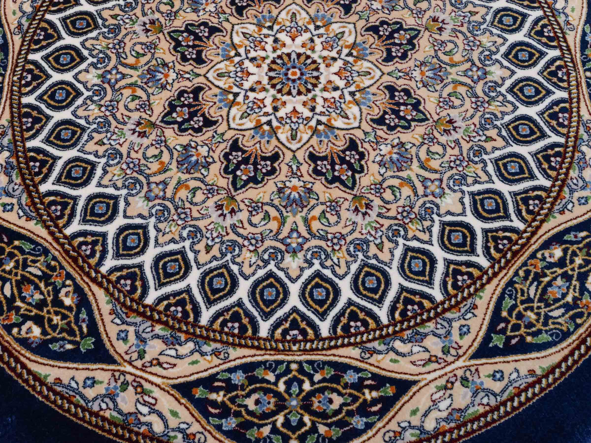 Runder Ghom Maschinenteppich "Ardashir" 60 x 60 cm, mit Medaillon, aus pflanzlicher Seide (Viskose), Marineblau. Teppichnummer: V5NY036H. Persian Luxury Collection by Khademi. Made in Iran / Persia – Vertrieb durch JUPITER Intl.