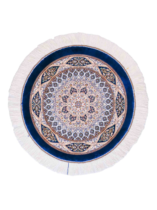 Runder Ghom Maschinenteppich "Ardashir" 60 x 60 cm, mit Medaillon, aus pflanzlicher Seide (Viskose), Marineblau. Teppichnummer: V5NY036H. Persian Luxury Collection by Khademi. Made in Iran / Persia – Vertrieb durch JUPITER Intl.
