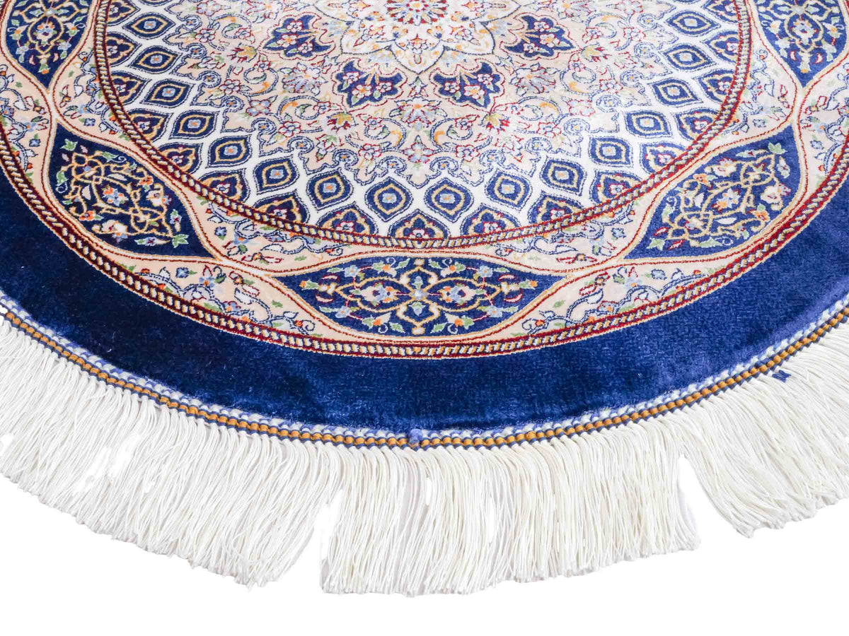 Runder Ghom Maschinenteppich "Ardashir" 60 x 60 cm, mit Medaillon, aus pflanzlicher Seide (Viskose), Marineblau. Teppichnummer: V5NY036H. Persian Luxury Collection by Khademi. Made in Iran / Persia – Vertrieb durch JUPITER Intl.