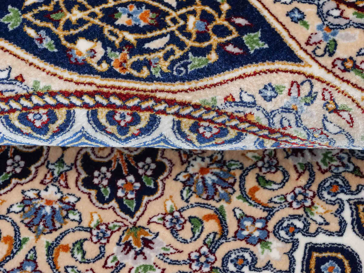 Runder Ghom Maschinenteppich "Ardashir" 60 x 60 cm, mit Medaillon, aus pflanzlicher Seide (Viskose), Marineblau. Teppichnummer: V5NY036H. Persian Luxury Collection by Khademi. Made in Iran / Persia – Vertrieb durch JUPITER Intl.