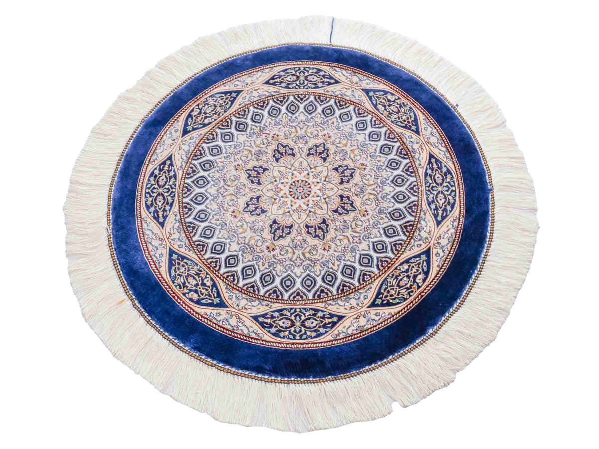 Runder Ghom Maschinenteppich "Ardashir" 60 x 60 cm, mit Medaillon, aus pflanzlicher Seide (Viskose), Marineblau. Teppichnummer: V5NY036H. Persian Luxury Collection by Khademi. Made in Iran / Persia – Vertrieb durch JUPITER Intl.