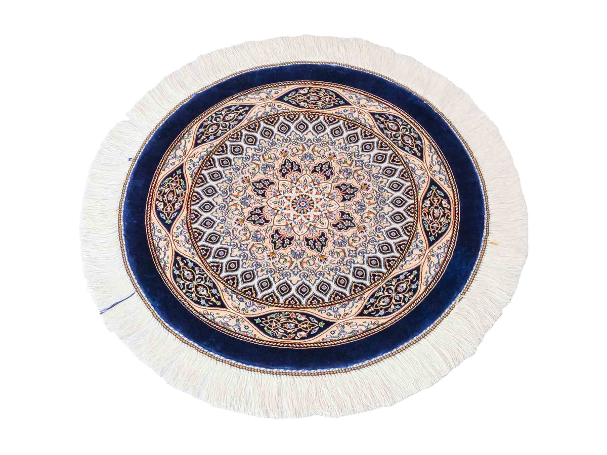 Runder Ghom Maschinenteppich "Ardashir" 60 x 60 cm, mit Medaillon, aus pflanzlicher Seide (Viskose), Marineblau. Teppichnummer: V5NY036H. Persian Luxury Collection by Khademi. Made in Iran / Persia – Vertrieb durch JUPITER Intl.