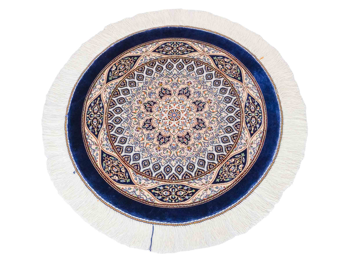 Runder Ghom Maschinenteppich "Ardashir" 60 x 60 cm, mit Medaillon, aus pflanzlicher Seide (Viskose), Marineblau. Teppichnummer: V5NY036H. Persian Luxury Collection by Khademi. Made in Iran / Persia – Vertrieb durch JUPITER Intl.
