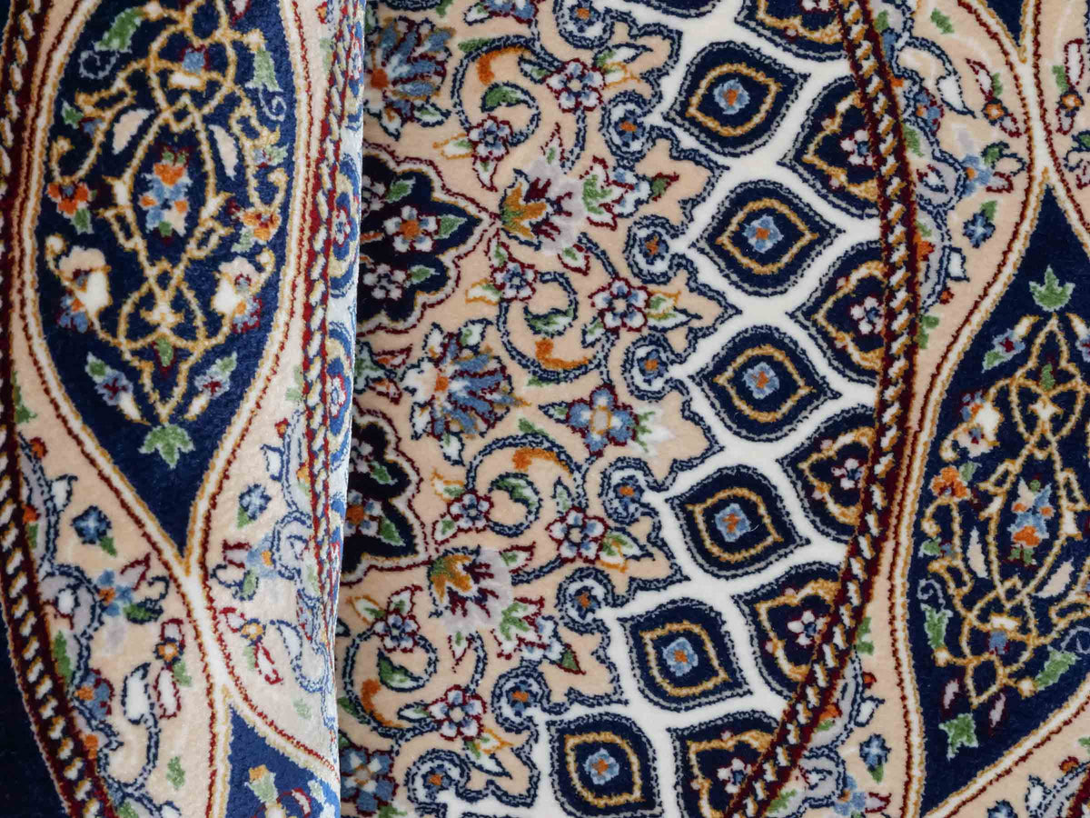Runder Ghom Maschinenteppich "Ardashir" 60 x 60 cm, mit Medaillon, aus pflanzlicher Seide (Viskose), Marineblau. Teppichnummer: V5NY036H. Persian Luxury Collection by Khademi. Made in Iran / Persia – Vertrieb durch JUPITER Intl.