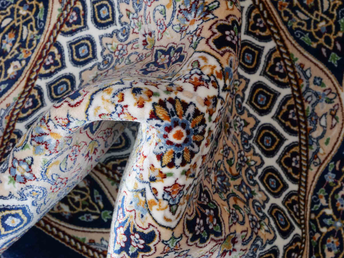 Runder Ghom Maschinenteppich "Ardashir" 60 x 60 cm, mit Medaillon, aus pflanzlicher Seide (Viskose), Marineblau. Teppichnummer: V5NY036H. Persian Luxury Collection by Khademi. Made in Iran / Persia – Vertrieb durch JUPITER Intl.