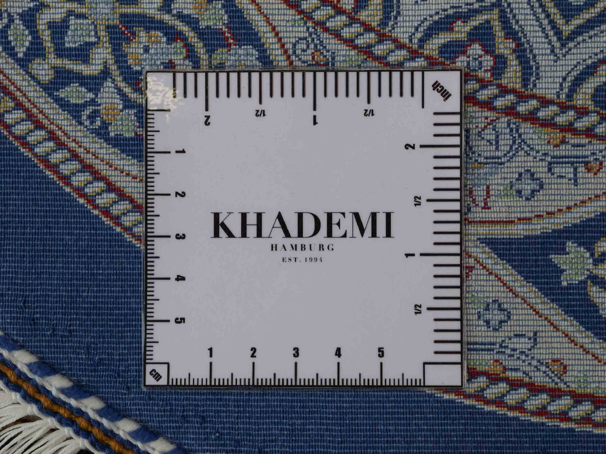 Runder Ghom Maschinenteppich "Ardashir" 60 x 60 cm, mit Medaillon, aus pflanzlicher Seide (Viskose), Marineblau. Teppichnummer: V5NY036H. Persian Luxury Collection by Khademi. Made in Iran / Persia – Vertrieb durch JUPITER Intl.
