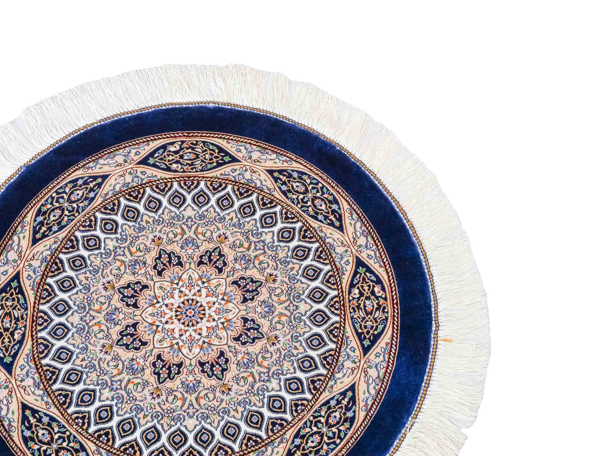 Runder Ghom Maschinenteppich "Ardashir" 60 x 60 cm, mit Medaillon, aus pflanzlicher Seide (Viskose), Marineblau. Teppichnummer: V5NY036H. Persian Luxury Collection by Khademi. Made in Iran / Persia – Vertrieb durch JUPITER Intl.