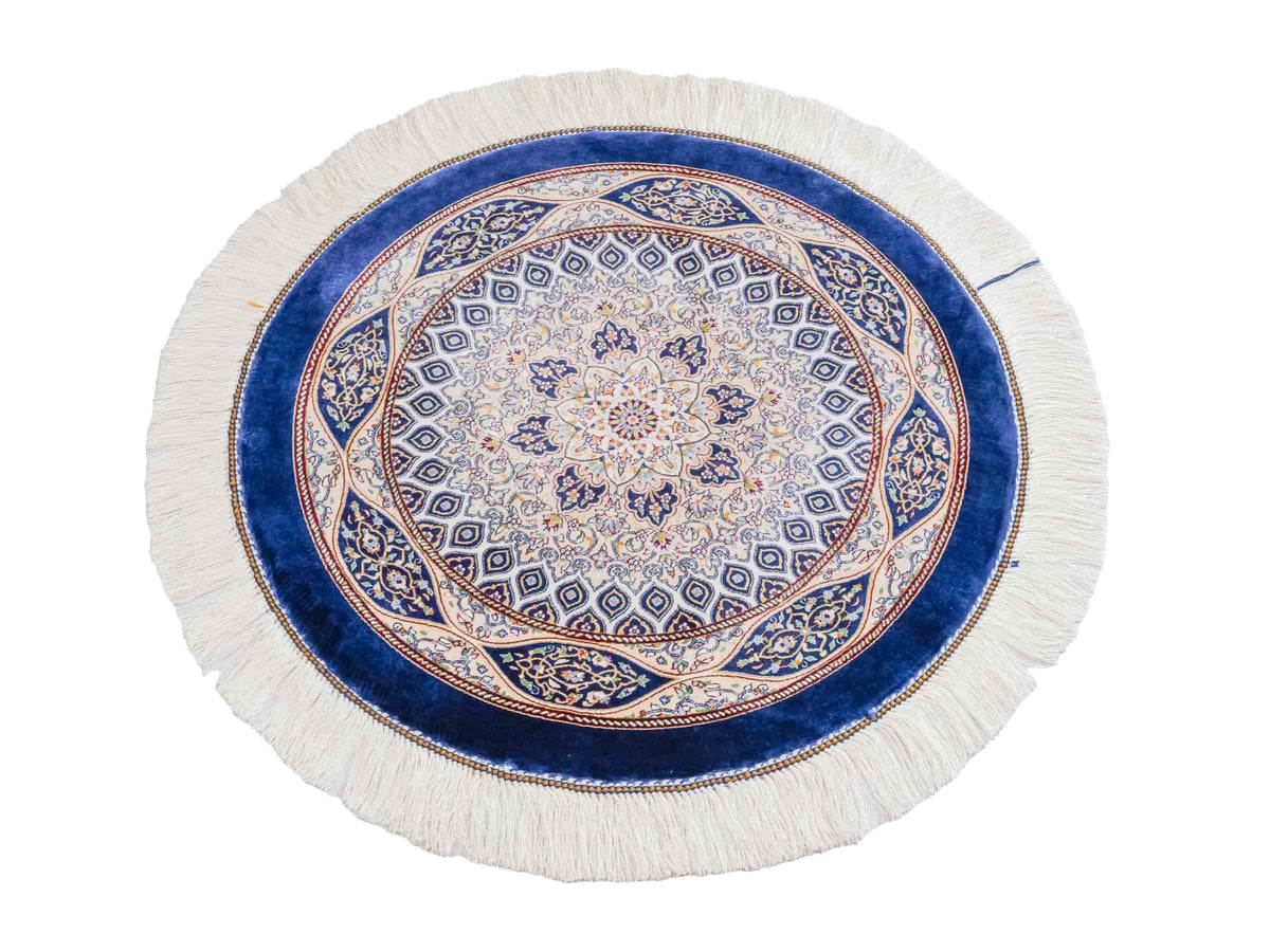 Runder Ghom Maschinenteppich "Ardashir" 60 x 60 cm, mit Medaillon, aus pflanzlicher Seide (Viskose), Marineblau. Teppichnummer: V5NY036H. Persian Luxury Collection by Khademi. Made in Iran / Persia – Vertrieb durch JUPITER Intl.