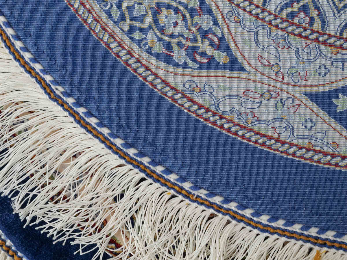 Runder Ghom Maschinenteppich "Ardashir" 60 x 60 cm, mit Medaillon, aus pflanzlicher Seide (Viskose), Marineblau. Teppichnummer: V5NY036H. Persian Luxury Collection by Khademi. Made in Iran / Persia – Vertrieb durch JUPITER Intl.