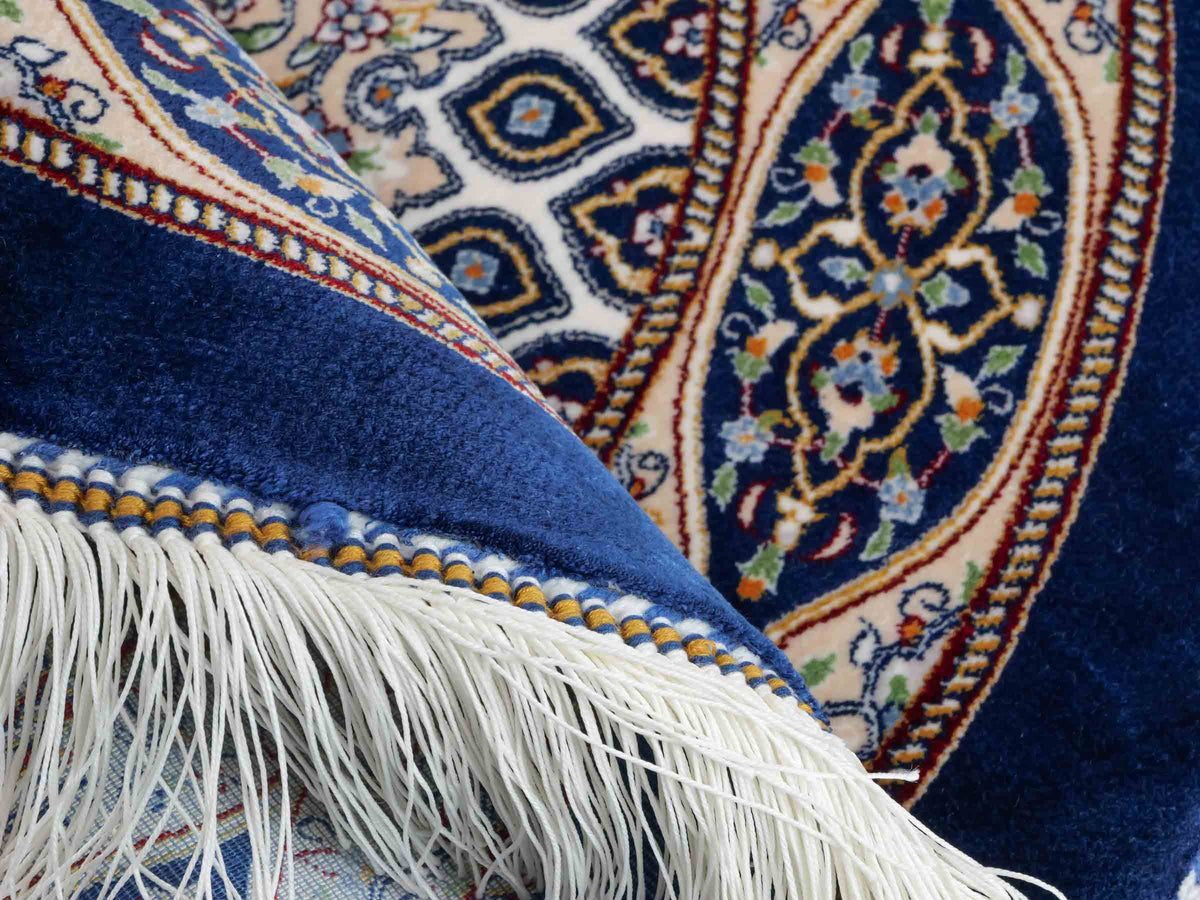 Runder Ghom Maschinenteppich "Ardashir" 60 x 60 cm, mit Medaillon, aus pflanzlicher Seide (Viskose), Marineblau. Teppichnummer: V5NY036H. Persian Luxury Collection by Khademi. Made in Iran / Persia – Vertrieb durch JUPITER Intl.
