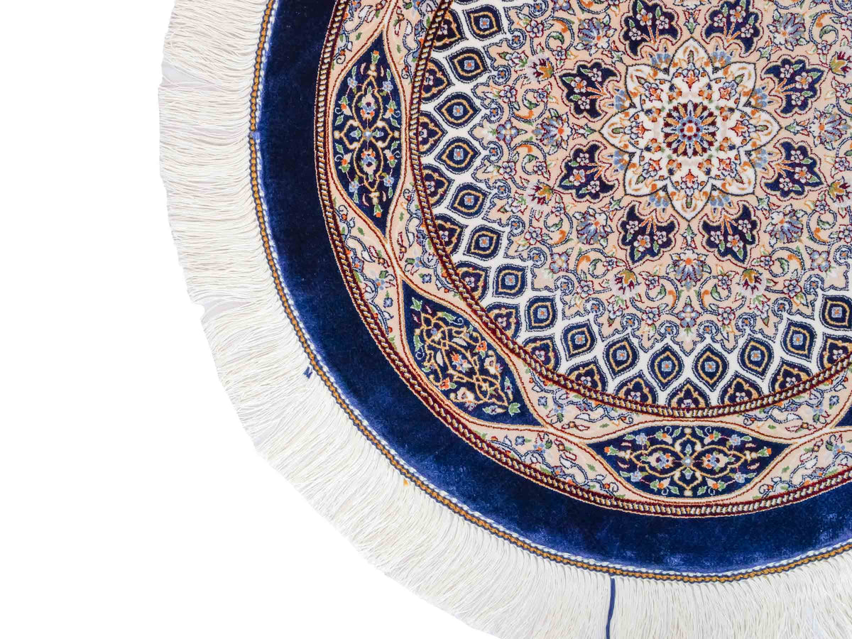 Runder Ghom Maschinenteppich "Ardashir" 60 x 60 cm, mit Medaillon, aus pflanzlicher Seide (Viskose), Marineblau. Teppichnummer: V5NY036H. Persian Luxury Collection by Khademi. Made in Iran / Persia – Vertrieb durch JUPITER Intl.