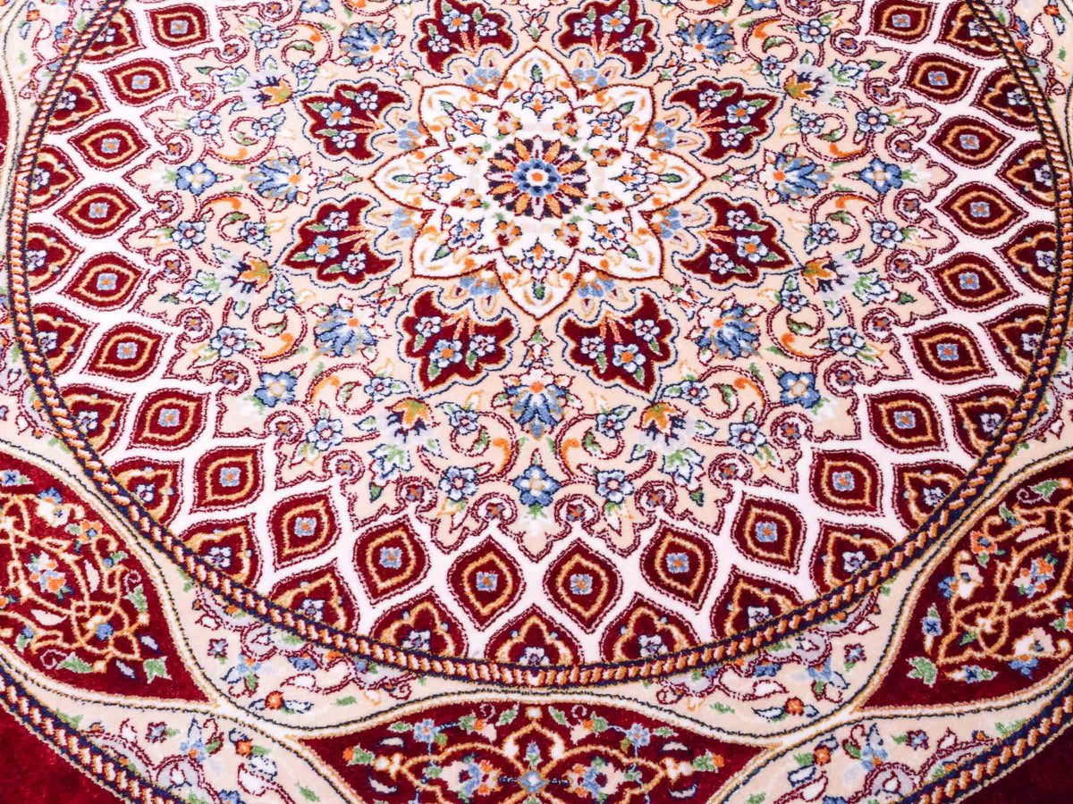 Runder Ghom Maschinenteppich "Ardashir" 60 x 60 cm, mit Medaillon, aus pflanzlicher Seide (Viskose), Rot. Teppichnummer: V5RD036H. Persian Luxury Collection by Khademi. Made in Iran / Persia – Vertrieb durch JUPITER Intl.