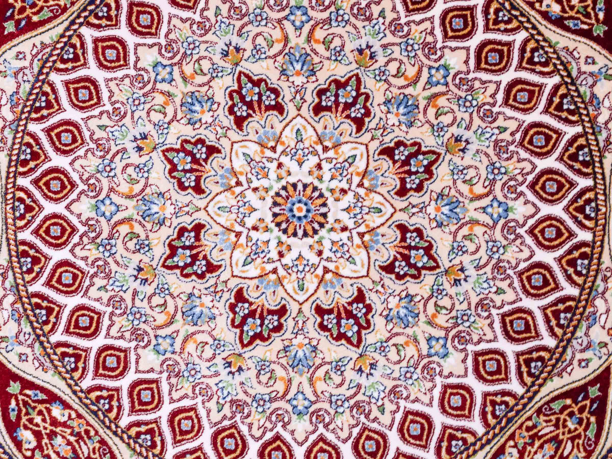 Runder Ghom Maschinenteppich "Ardashir" 60 x 60 cm, mit Medaillon, aus pflanzlicher Seide (Viskose), Rot. Teppichnummer: V5RD036H. Persian Luxury Collection by Khademi. Made in Iran / Persia – Vertrieb durch JUPITER Intl.