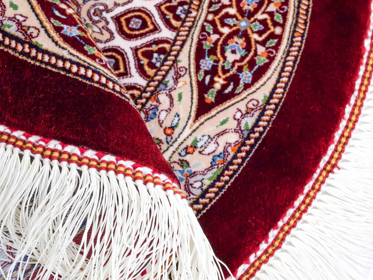 Runder Ghom Maschinenteppich "Ardashir" 60 x 60 cm, mit Medaillon, aus pflanzlicher Seide (Viskose), Rot. Teppichnummer: V5RD036H. Persian Luxury Collection by Khademi. Made in Iran / Persia – Vertrieb durch JUPITER Intl.
