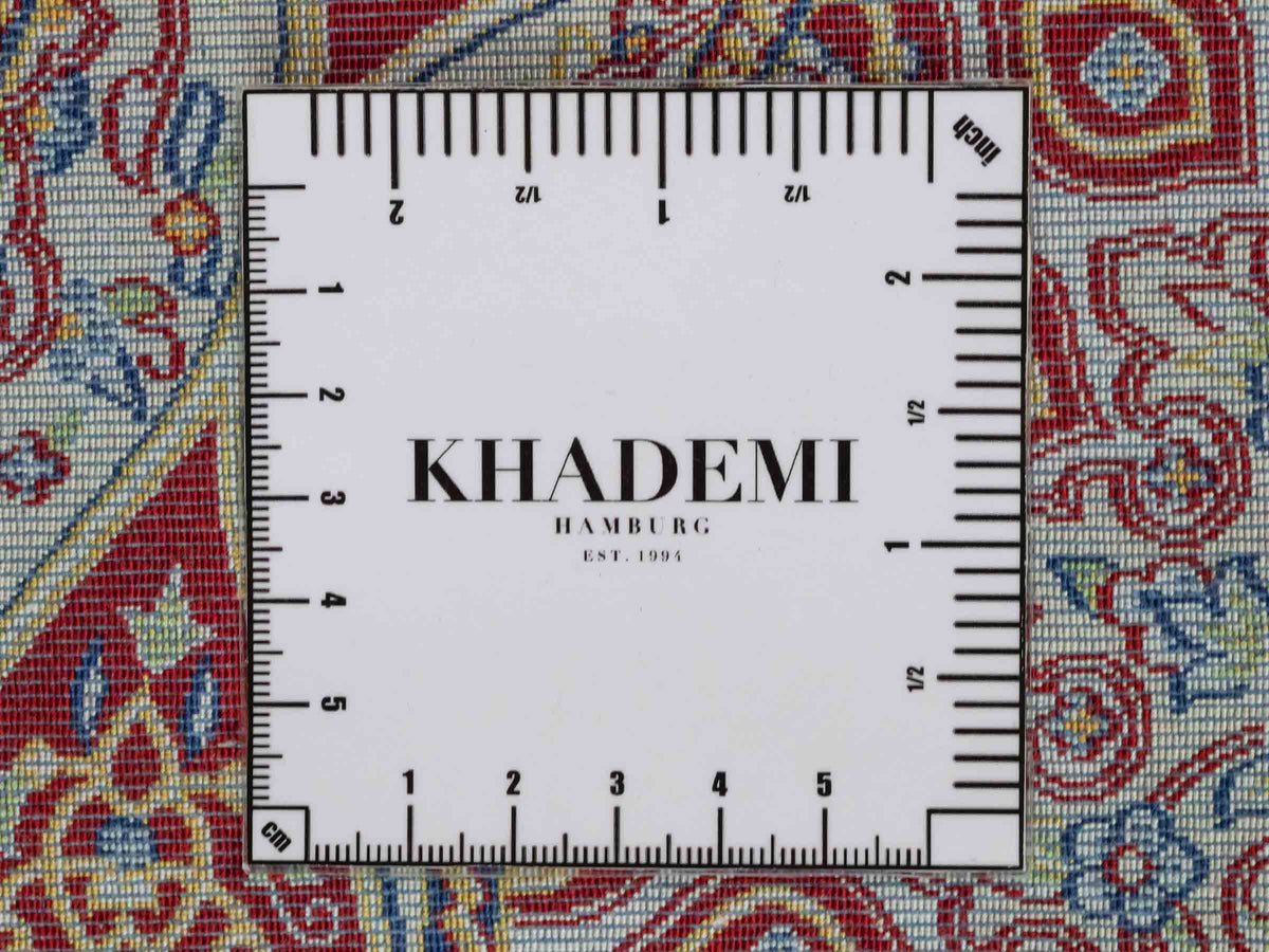 Runder Ghom Maschinenteppich "Ardashir" 60 x 60 cm, mit Medaillon, aus pflanzlicher Seide (Viskose), Rot. Teppichnummer: V5RD036H. Persian Luxury Collection by Khademi. Made in Iran / Persia – Vertrieb durch JUPITER Intl.
