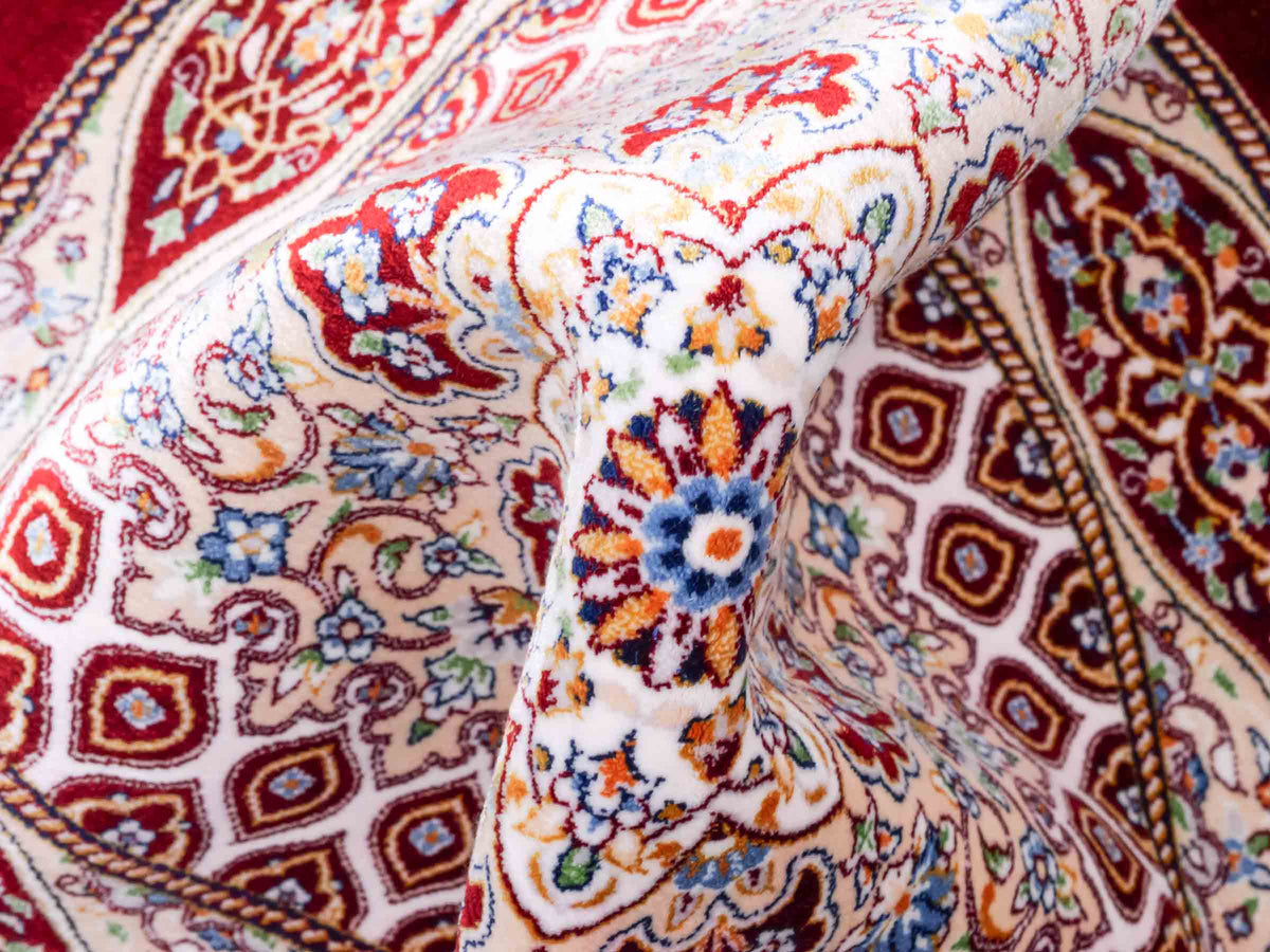 Runder Ghom Maschinenteppich "Ardashir" 60 x 60 cm, mit Medaillon, aus pflanzlicher Seide (Viskose), Rot. Teppichnummer: V5RD036H. Persian Luxury Collection by Khademi. Made in Iran / Persia – Vertrieb durch JUPITER Intl.