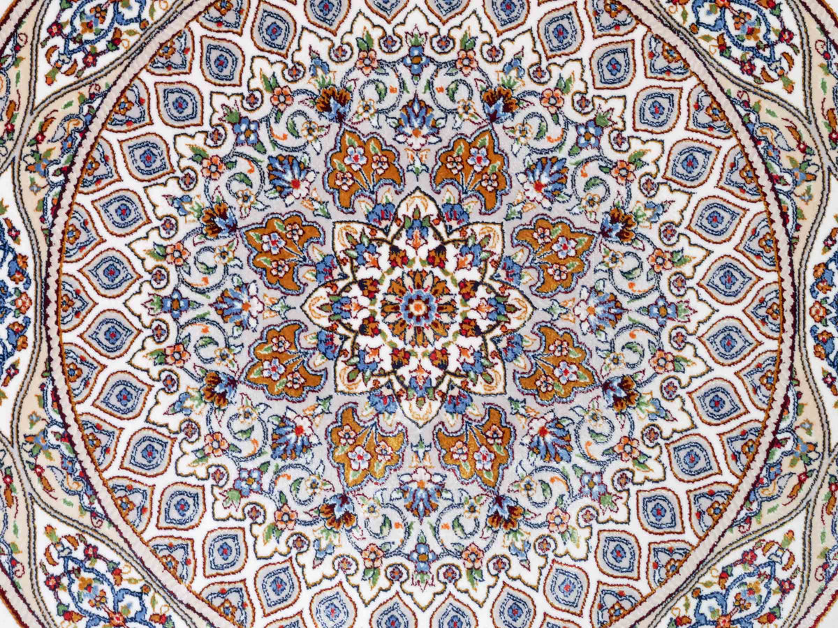 Runder Ghom Maschinenteppich "Ardashir" 60 x 60 cm, mit Medaillon, aus pflanzlicher Seide (Viskose), Cremeweiß. Teppichnummer: V5CR036H. Persian Luxury Collection by Khademi. Made in Iran / Persia – Vertrieb durch JUPITER Intl.