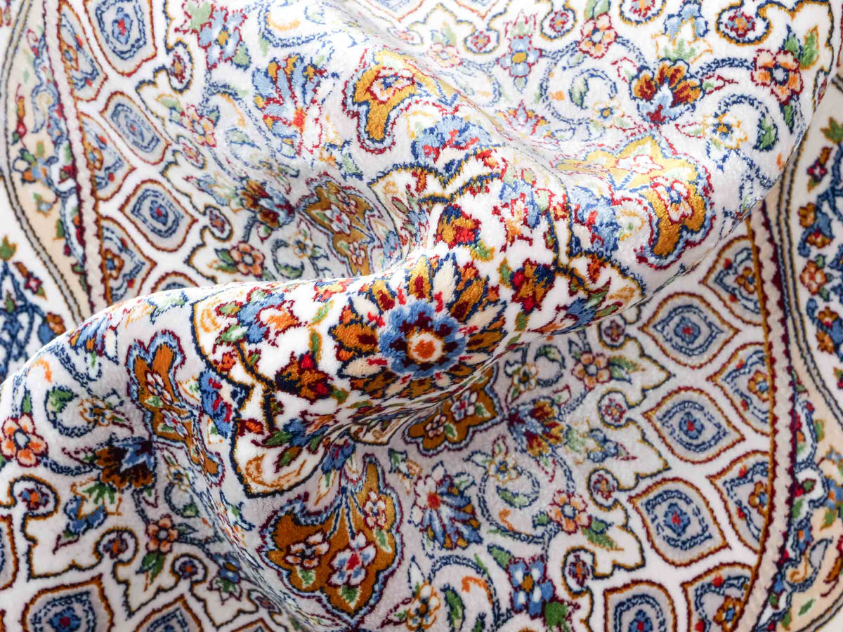 Runder Ghom Maschinenteppich "Ardashir" 60 x 60 cm, mit Medaillon, aus pflanzlicher Seide (Viskose), Cremeweiß. Teppichnummer: V5CR036H. Persian Luxury Collection by Khademi. Made in Iran / Persia – Vertrieb durch JUPITER Intl.