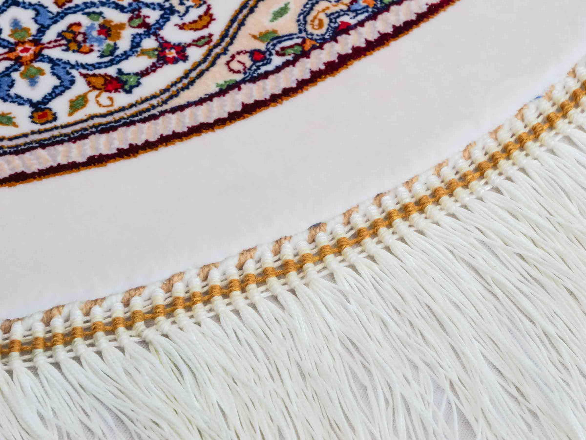 Runder Ghom Maschinenteppich "Ardashir" 60 x 60 cm, mit Medaillon, aus pflanzlicher Seide (Viskose), Cremeweiß. Teppichnummer: V5CR036H. Persian Luxury Collection by Khademi. Made in Iran / Persia – Vertrieb durch JUPITER Intl.