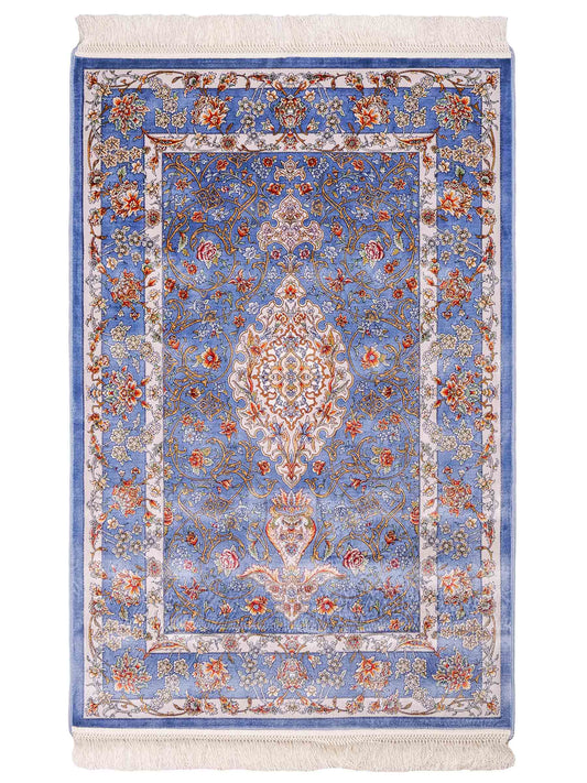 Ghom Maschinenteppich "Arjan" 120 x 80 cm aus pflanzlicher Seide (Viskose) mit Medaillon, Hellblau. Teppichnummer: V10BL096M. Persian Luxury Collection by Khademi. Made in Iran / Persia – Vertrieb durch JUPITER Intl.