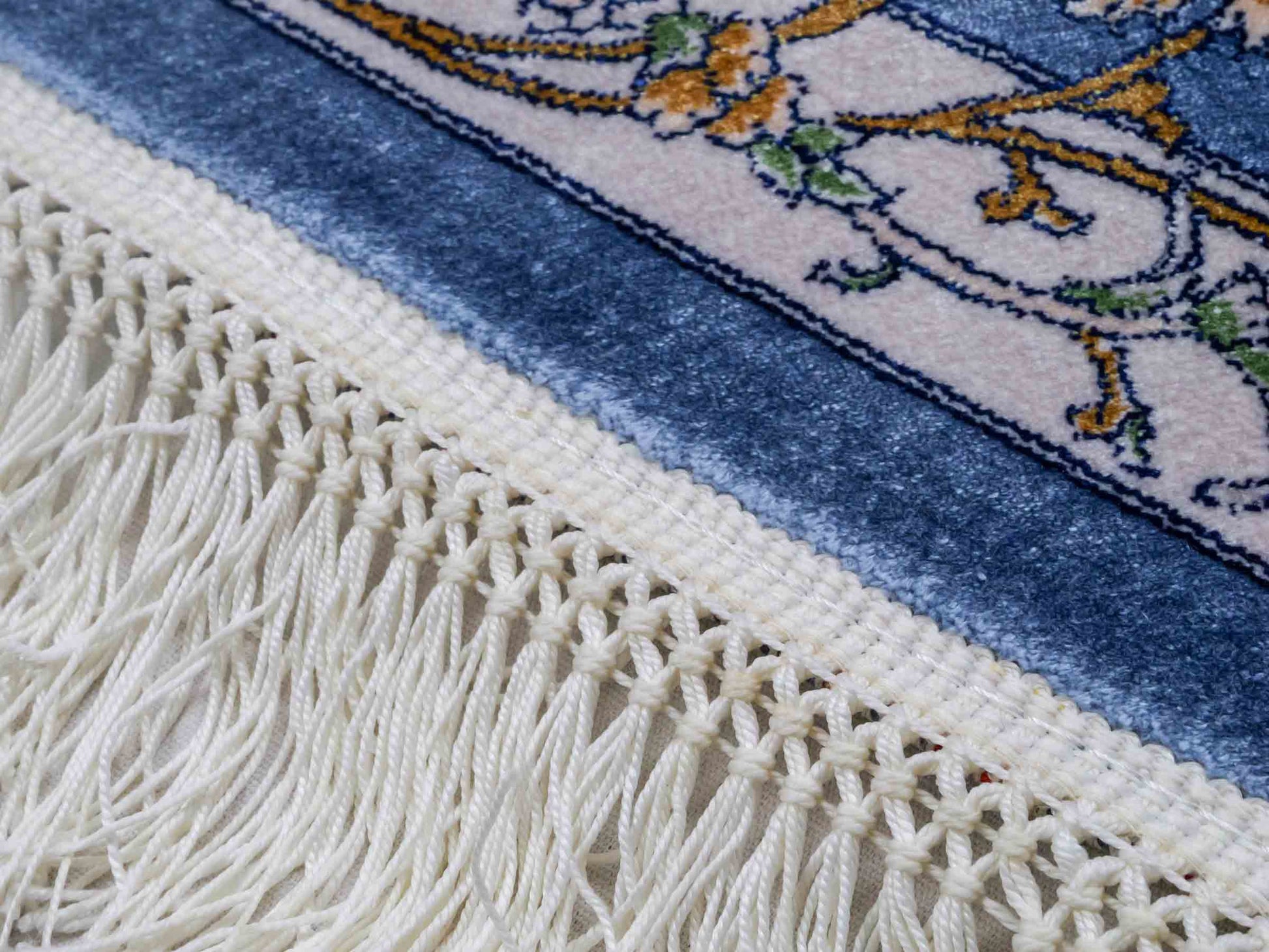 Ghom Maschinenteppich "Arjan" 120 x 80 cm aus pflanzlicher Seide (Viskose) mit Medaillon, Hellblau. Teppichnummer: V10BL096M. Persian Luxury Collection by Khademi. Made in Iran / Persia – Vertrieb durch JUPITER Intl.