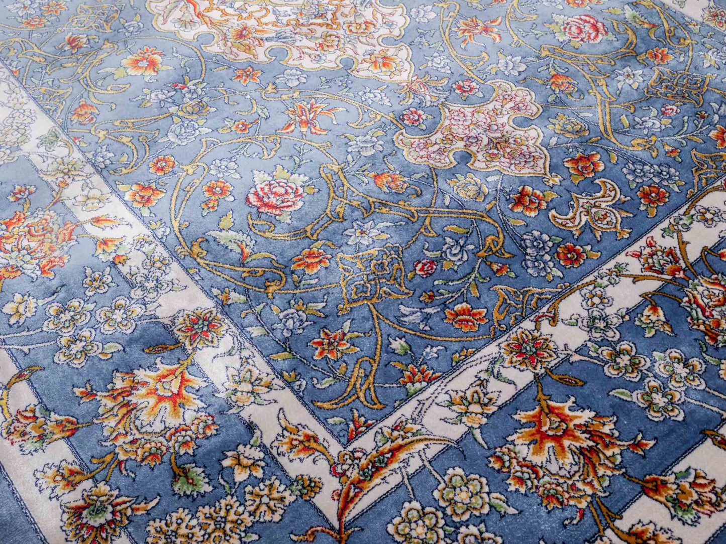 Ghom Maschinenteppich "Arjan" 120 x 80 cm aus pflanzlicher Seide (Viskose) mit Medaillon, Hellblau. Teppichnummer: V10BL096M. Persian Luxury Collection by Khademi. Made in Iran / Persia – Vertrieb durch JUPITER Intl.