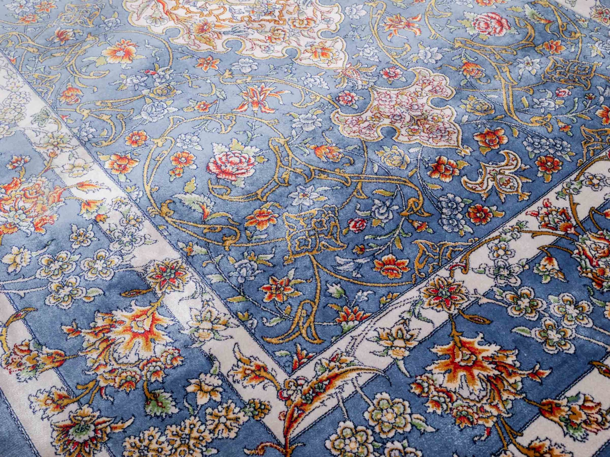 Ghom Maschinenteppich "Arjan" 120 x 80 cm aus pflanzlicher Seide (Viskose) mit Medaillon, Hellblau. Teppichnummer: V10BL096M. Persian Luxury Collection by Khademi. Made in Iran / Persia – Vertrieb durch JUPITER Intl.
