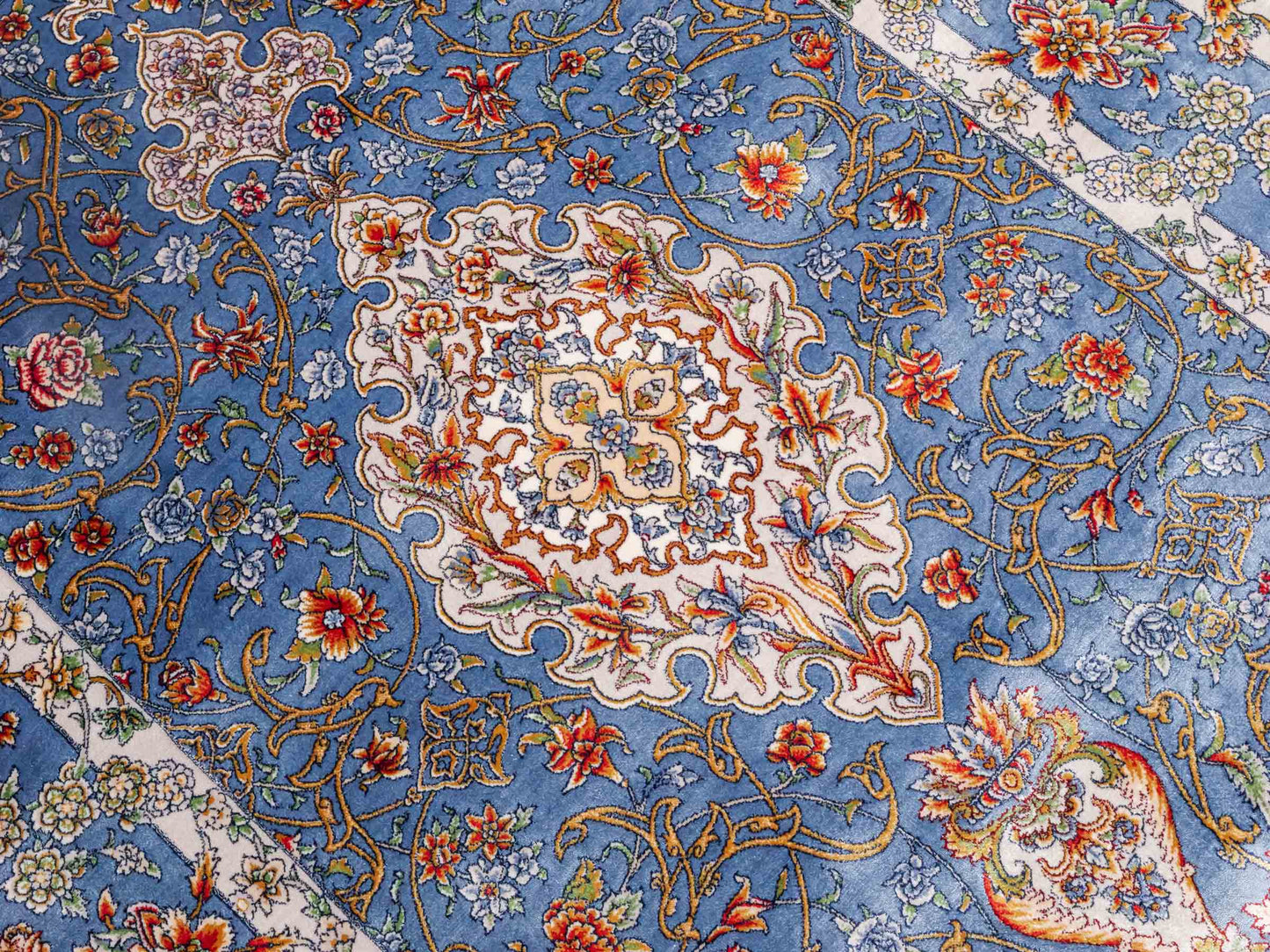 Ghom Maschinenteppich "Arjan" 120 x 80 cm aus pflanzlicher Seide (Viskose) mit Medaillon, Hellblau. Teppichnummer: V10BL096M. Persian Luxury Collection by Khademi. Made in Iran / Persia – Vertrieb durch JUPITER Intl.