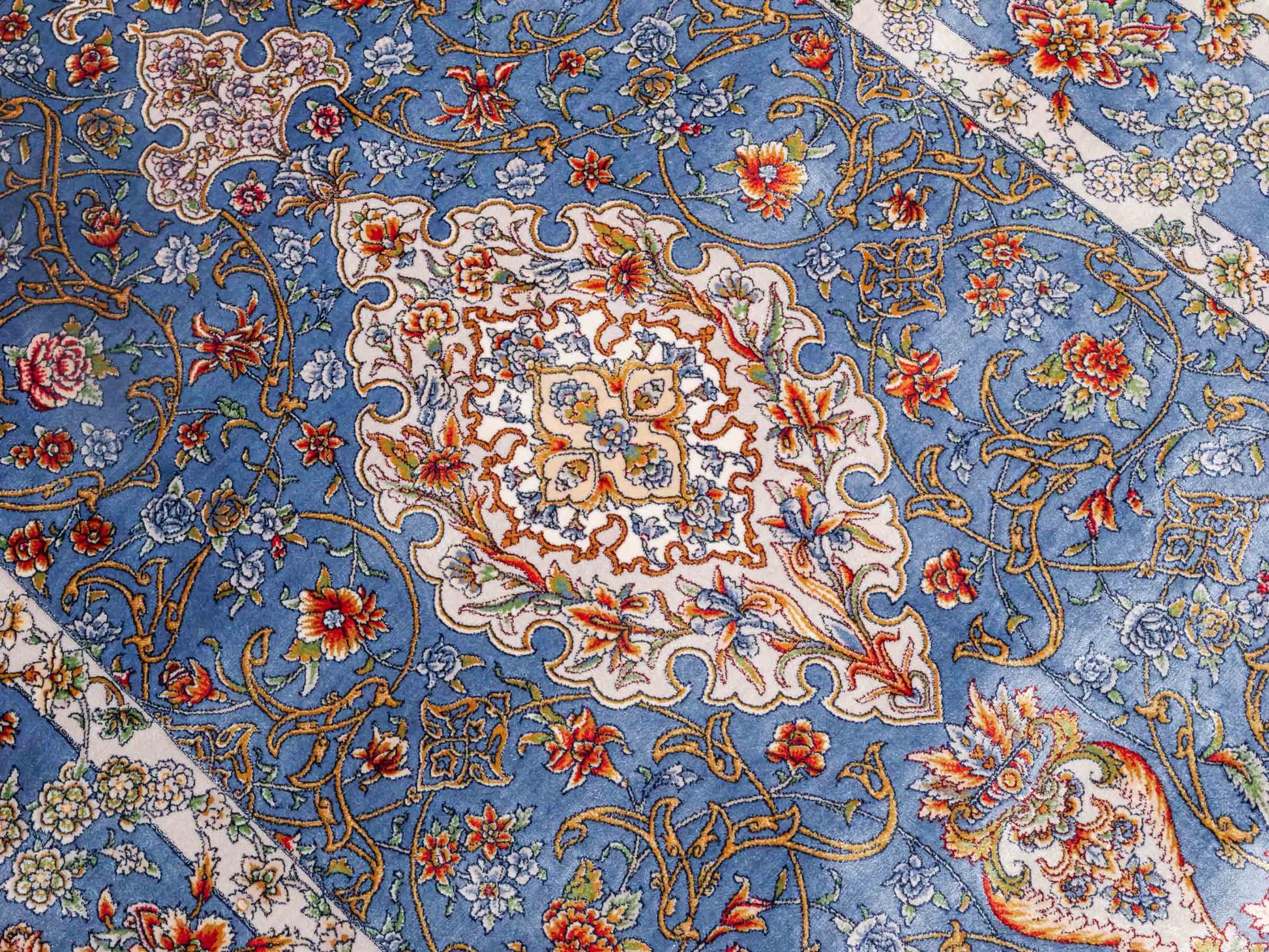 Ghom Maschinenteppich "Arjan" 120 x 80 cm aus pflanzlicher Seide (Viskose) mit Medaillon, Hellblau. Teppichnummer: V10BL096M. Persian Luxury Collection by Khademi. Made in Iran / Persia – Vertrieb durch JUPITER Intl.
