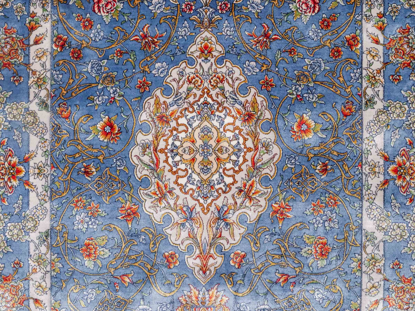 Ghom Maschinenteppich "Arjan" 120 x 80 cm aus pflanzlicher Seide (Viskose) mit Medaillon, Hellblau. Teppichnummer: V10BL096M. Persian Luxury Collection by Khademi. Made in Iran / Persia – Vertrieb durch JUPITER Intl.